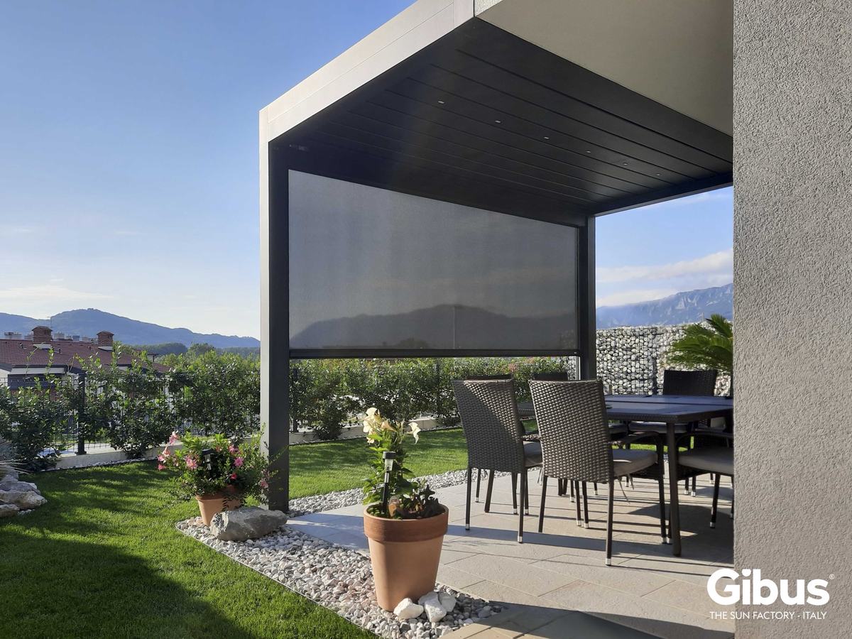Seitlicher Zip-Screen an einer dunklen Pergola